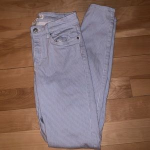 Awesome pinstriped jeans! 🤍💙